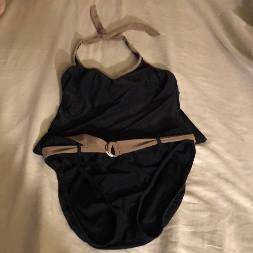 Tank kini Bathing ship. Top is size 6 and the bottoms is a size 8